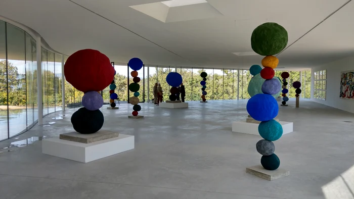 Coloanele lui Annie Morris, în Auditoriumul creat de Oscar Niemeyer