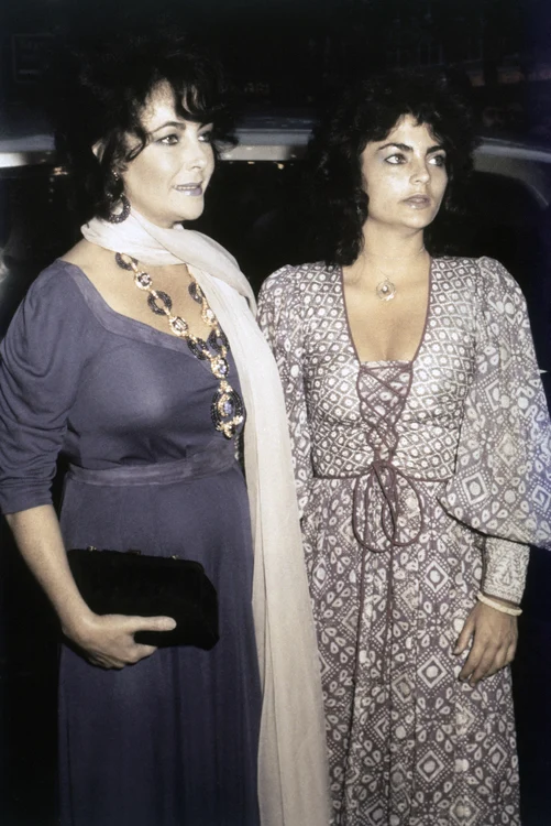 Elisabeth Taylor (staânga), alături de fiica ei, Liza Todd