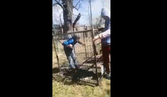 Copilul a fost umilit și lipsit de libertate de către proprii colegi FOTO captură video