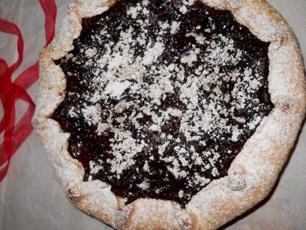 Tartă cu prune şi dulceaţă