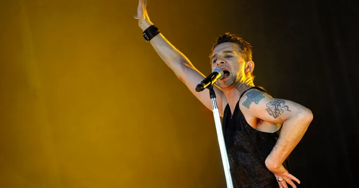 Vocalistul Dave Gahan în timpul unui concert. FOTO Mediafax/ AFP