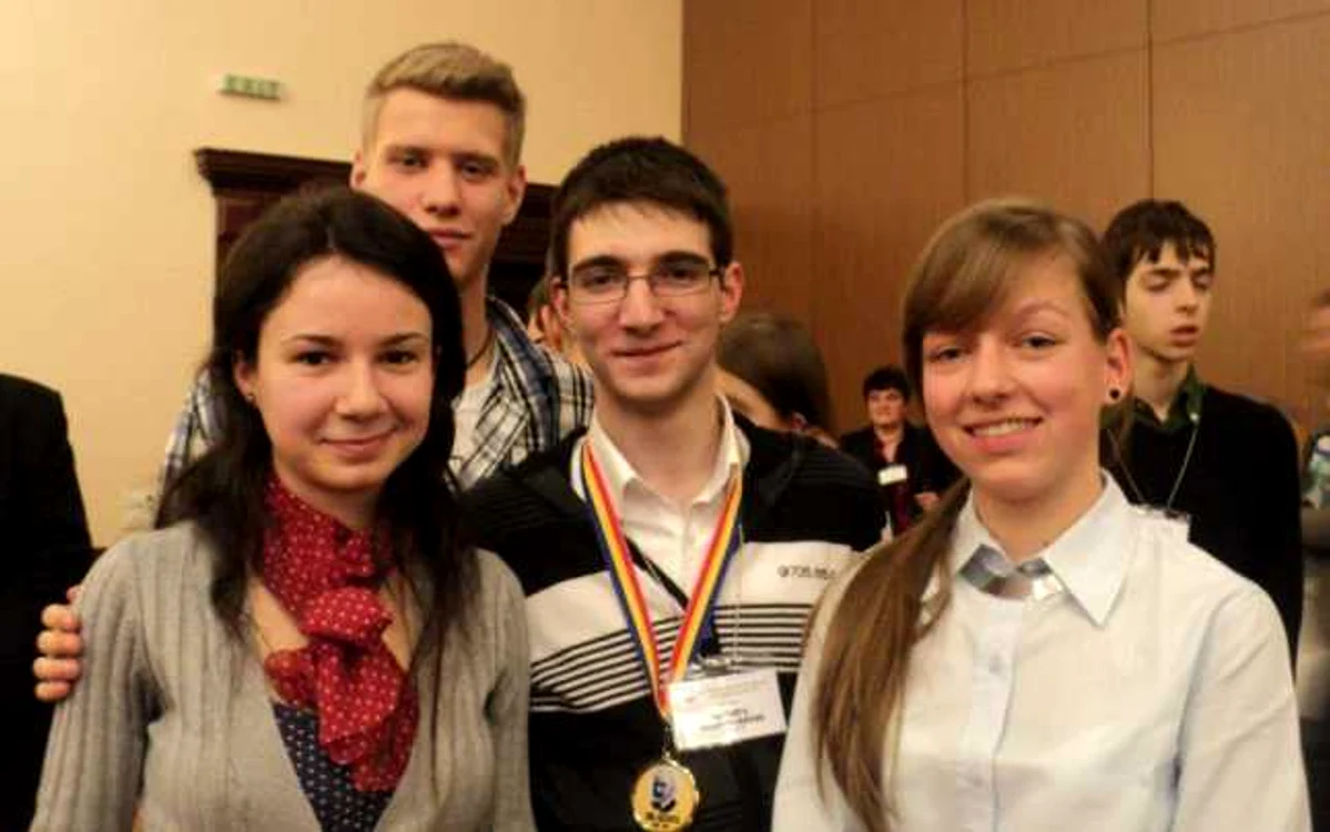 Cristian Boldunduţ alături de colegele sale la Olimpiada Internaţională de Biologie. FOTO: transilvaniareporter