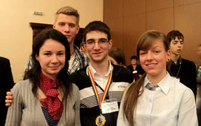 Cristian Boldunduţ alături de colegele sale la Olimpiada Internaţională de Biologie. FOTO: transilvaniareporter