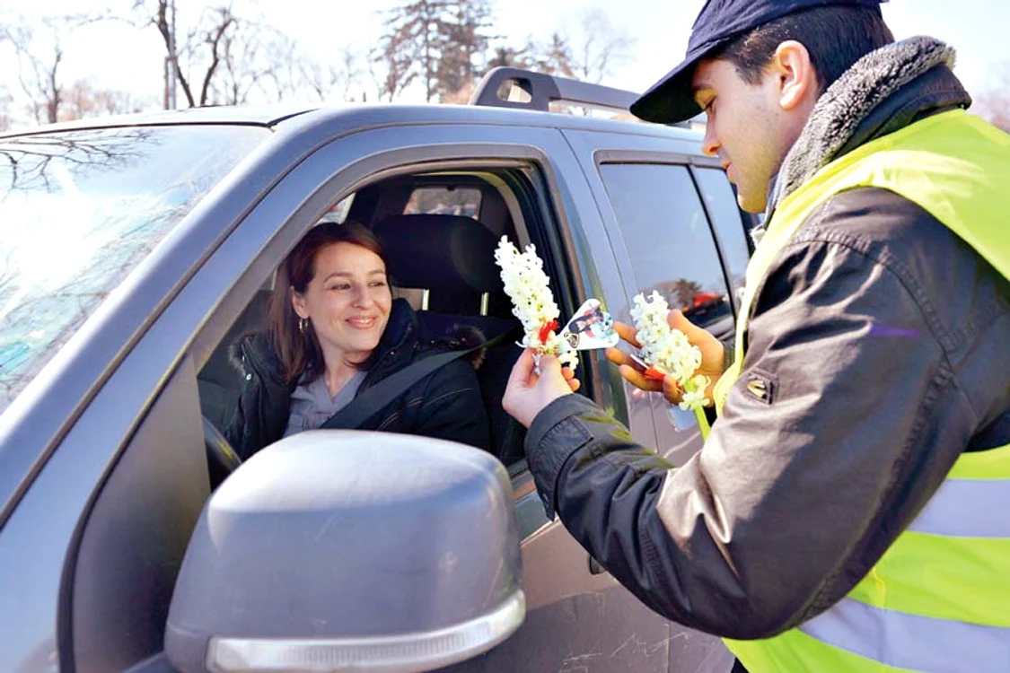 Poliţiştii au oferit mărţişoare  şoferiţelor în zona Arcul de Triumf