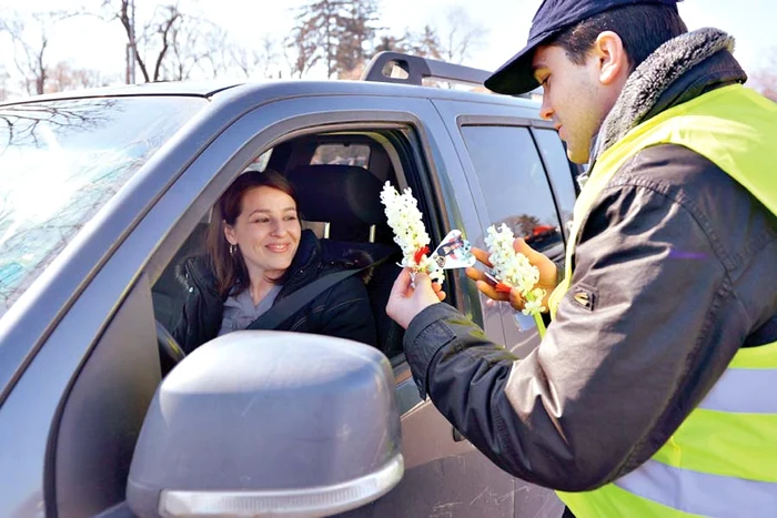 Poliţiştii au oferit mărţişoare şoferiţelor în zona Arcul de Triumf