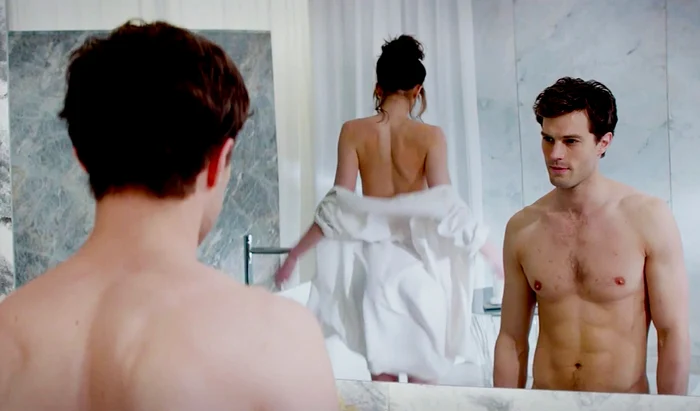 
    Pelicula îi are în centru pe studenta Anastasia Steele şi un cuceritor şi misterios om de afaceri, Christian Grey, între care se leagă o relaţie plină de erotism.foto: Cinemagia  