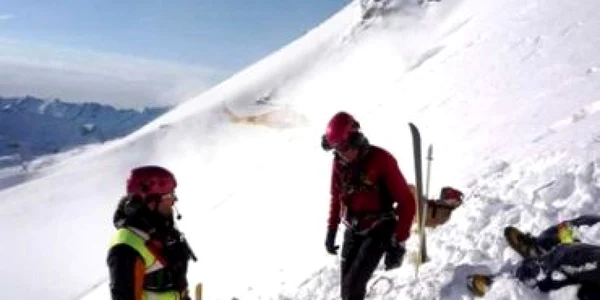 Un alpinist român şi-a pierdut viaţa în Alpii francezi, un al doilea a fost grav rănit