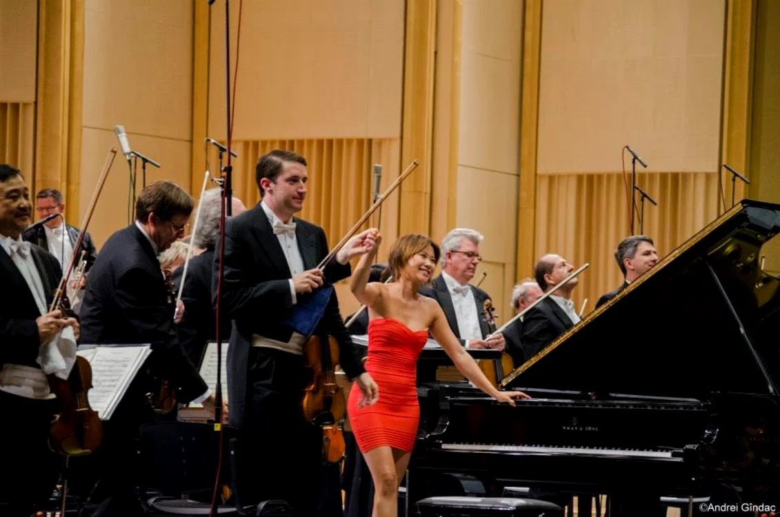 Yuja Wang in picioare
