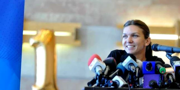Simona Halep a sosit pe aeroportul Henri Coanda dupa participarea sa la turneul de la Beijing turneu la finalul caruia a urcat pe locul 1 ATP FOTO Mediafax / Marian Ilie 