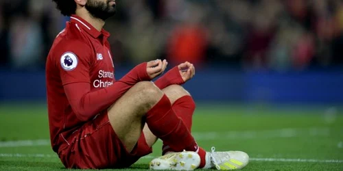Jucătorul echipei Liverpool Mohamed Salah sărbpătoreşte înscrierea unui gol în partida din Premier League dintre Liverpool şi Huddersfield desfăşurată pe Anfield Liverpool Marea Britanie. FOTO EPA-EFE
