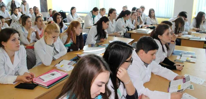 Comisiile informează elevii despre violenţă şi propun scăderea notei la purtare