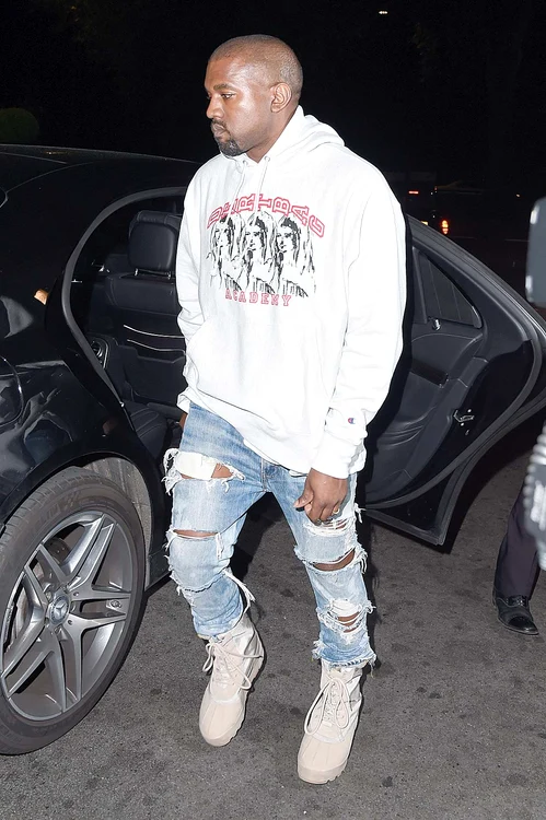 Ultima fiţă! Kanye West are pantalonii sfâşiaţi de felinele uriaşe de la grădina Zoo din Tokyo