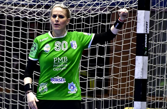 
    Paula Ungureanu este portar la echipa feminina de handbal CSM BucurestiFOTO: Sportpictures.eu  