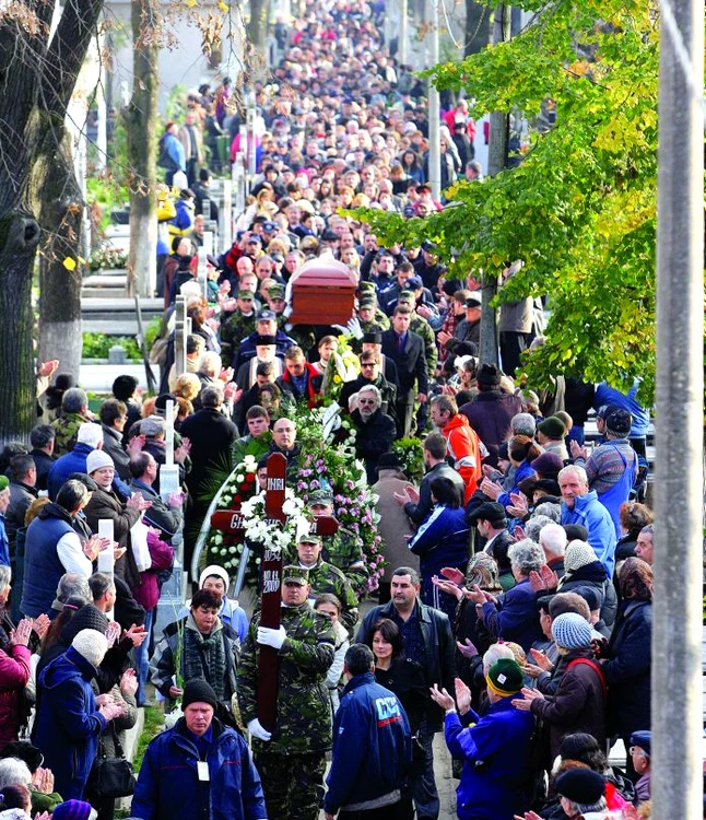 
    Sute de oameni au luat cu asalt cimitirul Bellu pentru a vedea sicriul marelui actor Gheorghe Dinică  