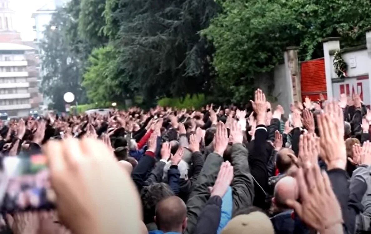 Salutul roman a fost preluat şi popularizat de fascişti în prima parte a secolului XX Captură YouTube