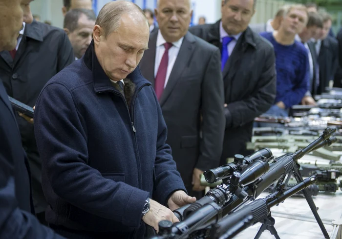 Vladimir Putin vizitează o expoziție de arme