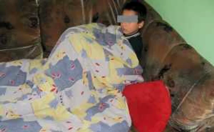 "Eu sunt bine. Fratele meu se simte rău. Îl durea burta până să vină cei de la ambulanţă", spune Marcel, fratele cel mare.