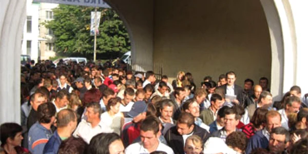 Peste 1.000 de absolvenţi şi-au căutat de muncă