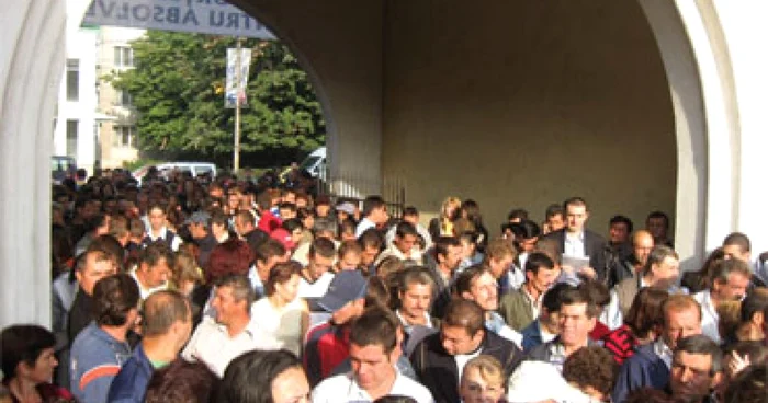 Peste 1.000 de absolvenţi şi-au căutat de muncă