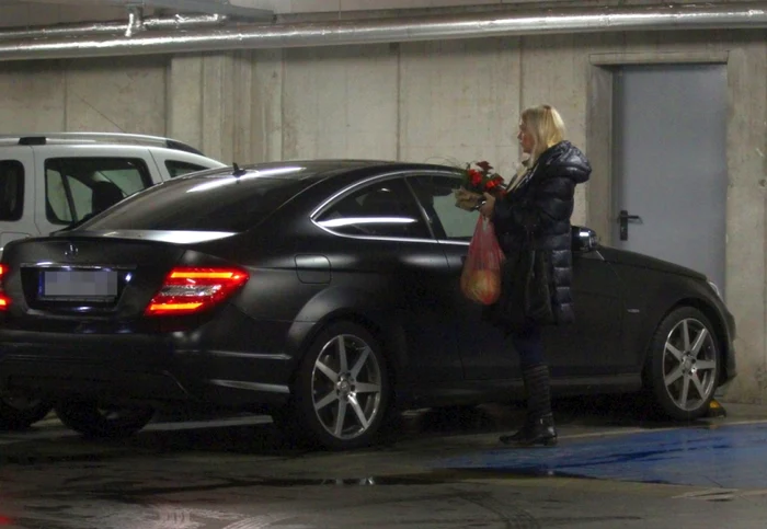 Soţia lui Mircea Rednic părea mulţumită de vaza şi de floarea cumpărate