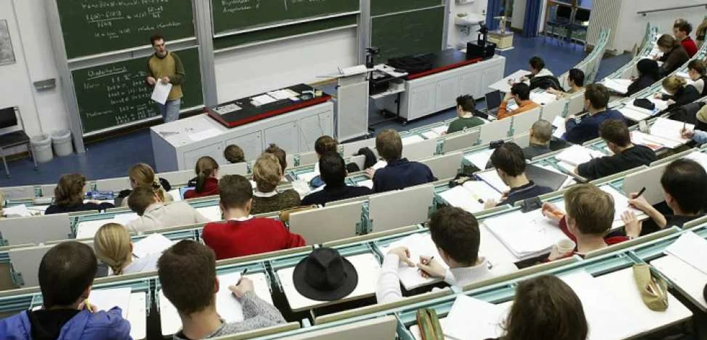 Întrebat dacă univeristăţile pot refuza acordarea burselor şi în perioada vacanţei, secretarul de stat a spus că nu crede că vor exista astfel de situaţii.