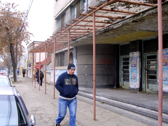 Clădirea se află acum într-o stare avansată de degradare