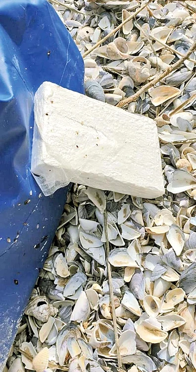 Pachete de droguri au “curs” din barcă şi au fost găsite pe plajele româneşti şi bulgăreşti