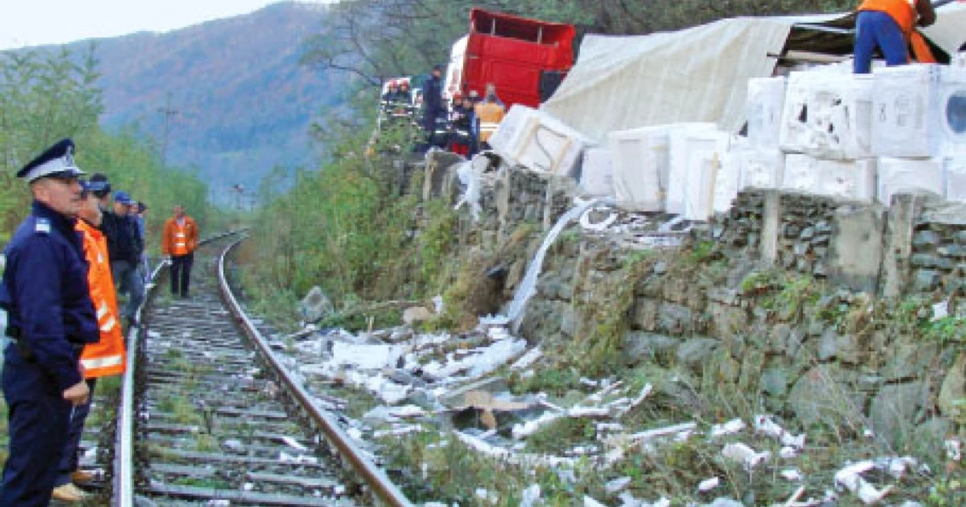 Echipele de intervenţie au reuşit ieri să mute camionul răsturnat