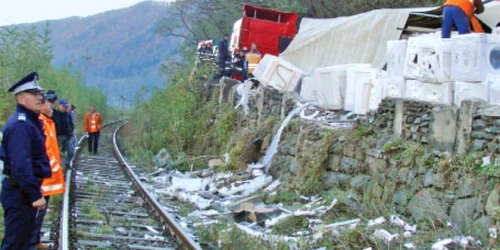 Echipele de intervenţie au reuşit ieri să mute camionul răsturnat