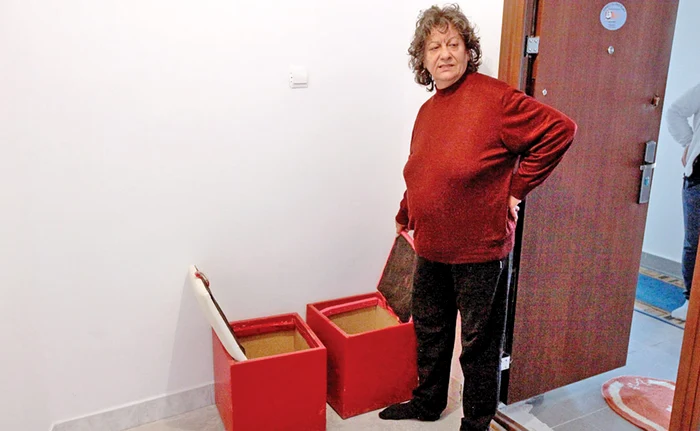 
    Elena Nedu ne arată tabureţii. Sunt  singurii care i-au  rămas după incendiu   