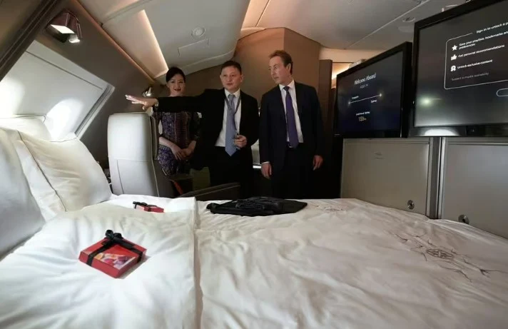 Experiența unui bărbat care a plătit 11.000 de euro pentru un zbor la clasa întâi: caviar, pijamale de lux și cotlete de miel