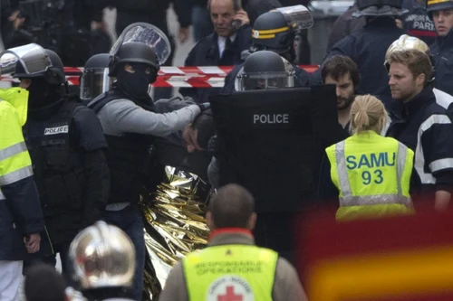 Operaţiune antiteroristă în suburbia Saint Denis din Paris FOTO AP