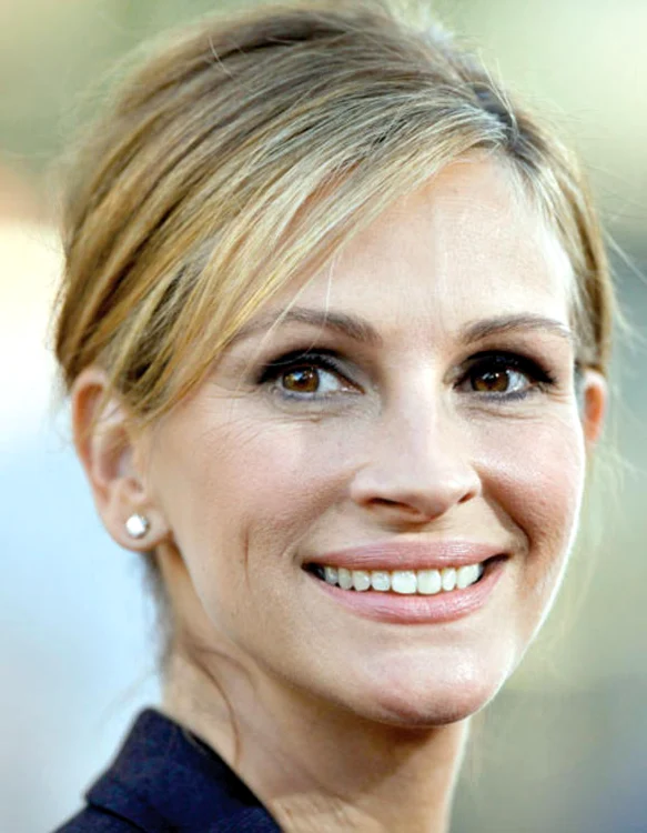 
    Julia Roberts (46 ani) nu şi-a pierdut încrederea în farmecele ei  