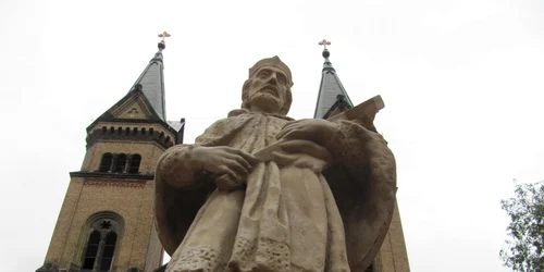 Statuia Sfântului Nepomuk din faţa bisericii Millenium Foto; Ştefan Both