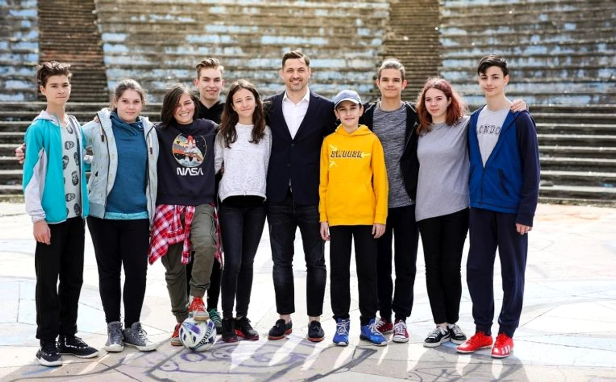 Mirel Rădoi, alături de adolescenții cu care a filmat reclama