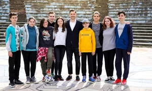 Mirel Rădoi, alături de adolescenții cu care a filmat reclama jpeg