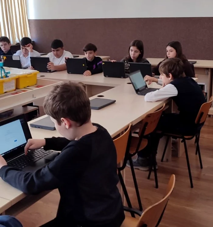 În laboratorul de informatică toți copiii folosesc laptop-urile FOTO: arhiva Mihaela Pirnă