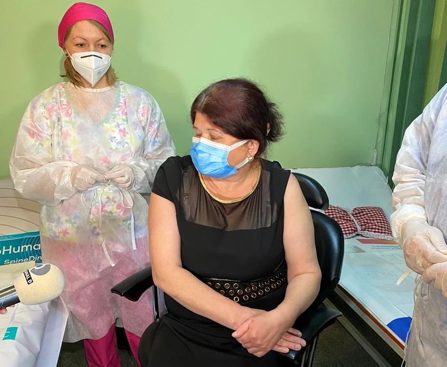 
    Primarul Dominic Fritz i-a oferit flori „pacientului zero” vaccinat la medicul de familie  