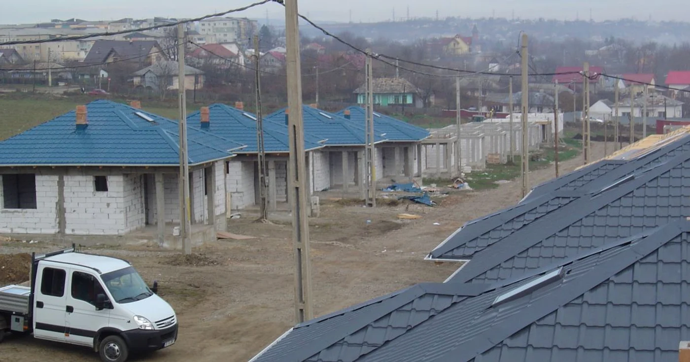 Casele făcute de sponsori sunt aprope gata de locuit, iar cele ale statului nu au încă acoperiş 
