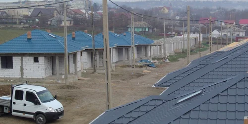 Casele făcute de sponsori sunt aprope gata de locuit, iar cele ale statului nu au încă acoperiş 