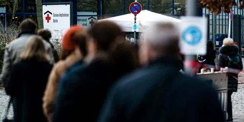 Coada la un centru de vaccinare din Berlin FOTO EPA-EFE