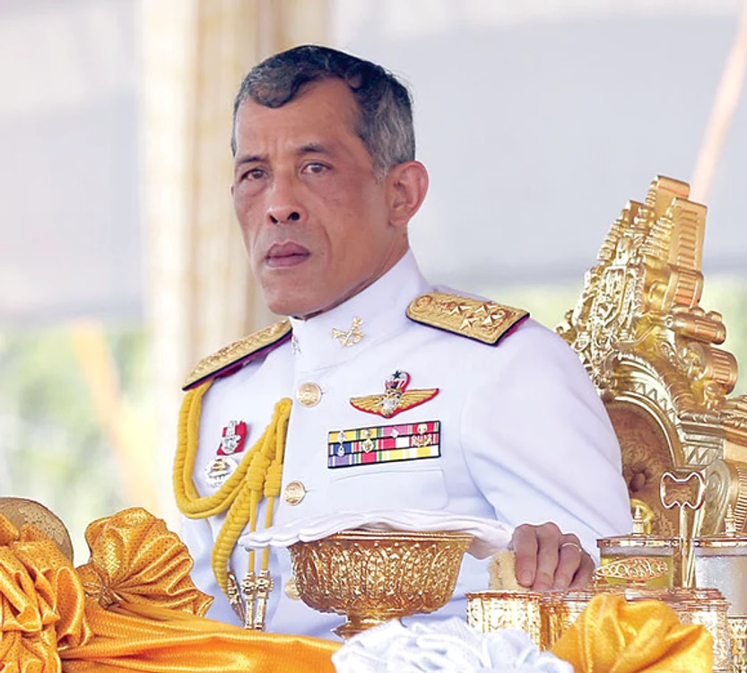 
    În 2016 regele Thailandei a fost surprins de fotoreporterii germani purtând nişte haine bizare Foto:GettyImages   