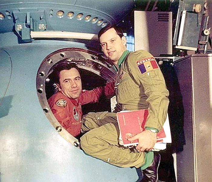 Nepoata Arina, în vârstă de 11 ani, fetiţa lui Cătălin (n.r.: fiul cel mic al lui Prunariu) a murit de meningită în tabăra de la Capidava, de pe malul Dunării