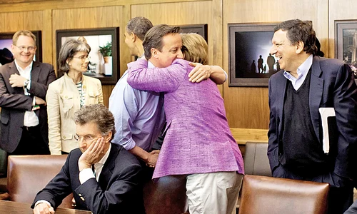 Cameron şi Merkel  s au îmbrăţişat  după meci jpeg