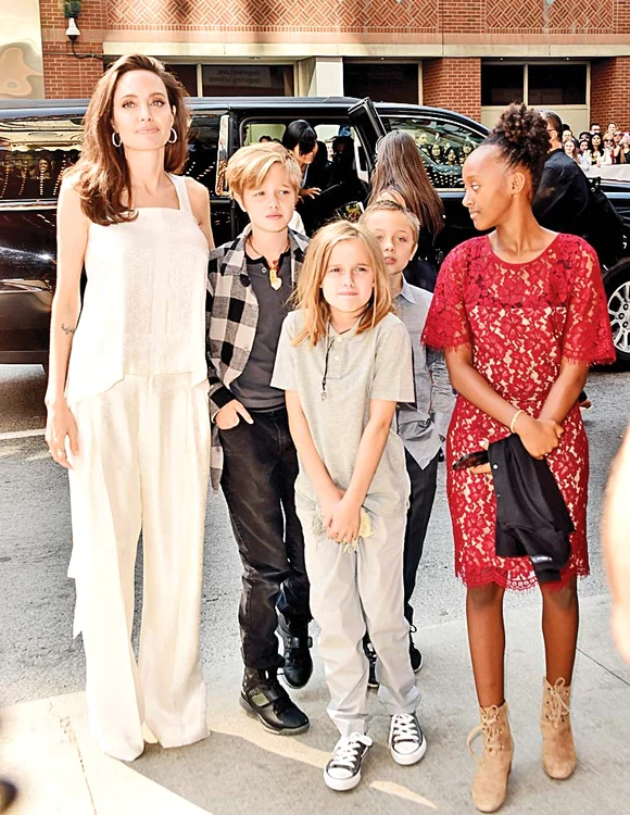 A fost însoţită de odraslele sale Shiloh, gemenii Vivienne şi Knox, şi Zahara