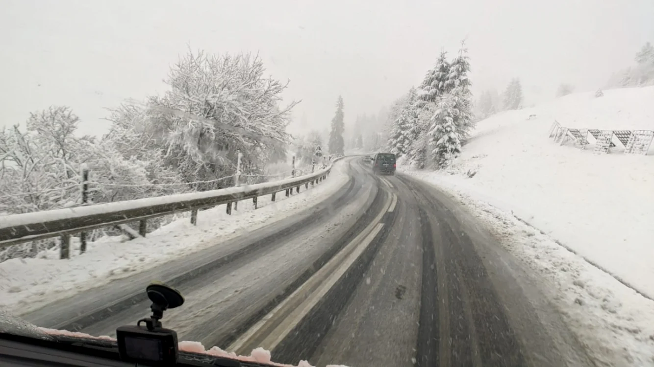 Zăpada s-a aşternut în localităţile montane din judeţul Braşov FOTO DRDP Braşov