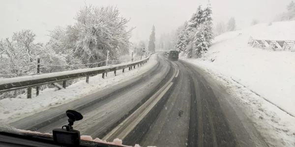 Zăpada s-a aşternut în localităţile montane din judeţul Braşov FOTO DRDP Braşov