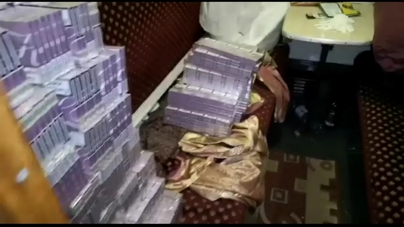 Cutiile cu cartușe de țigări erau puse pe banchete, într-un compartiment