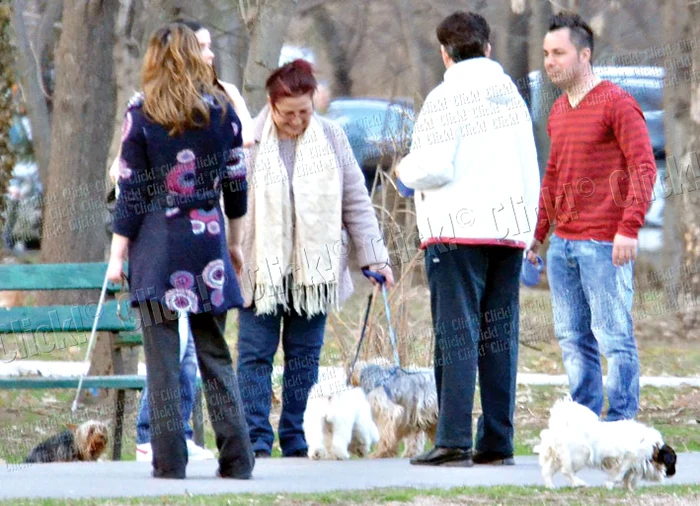 Florentin Petre a discutat minute bune cu  trei doamne despre câinii de care are grijă