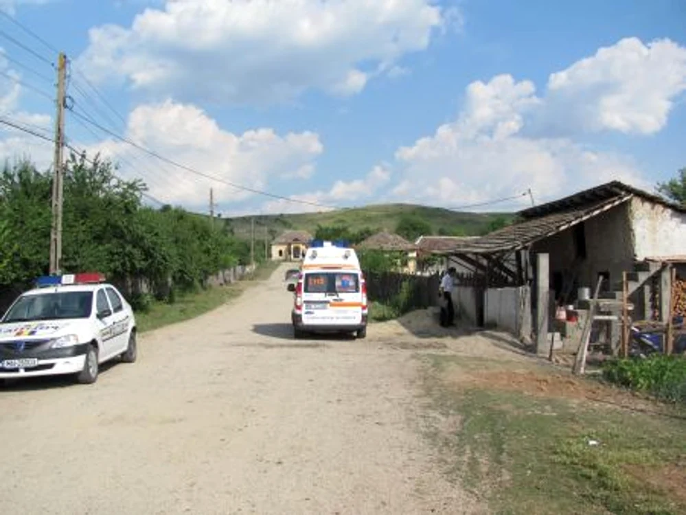 Poliţiştii au eliberat-o pe fată din lanţ